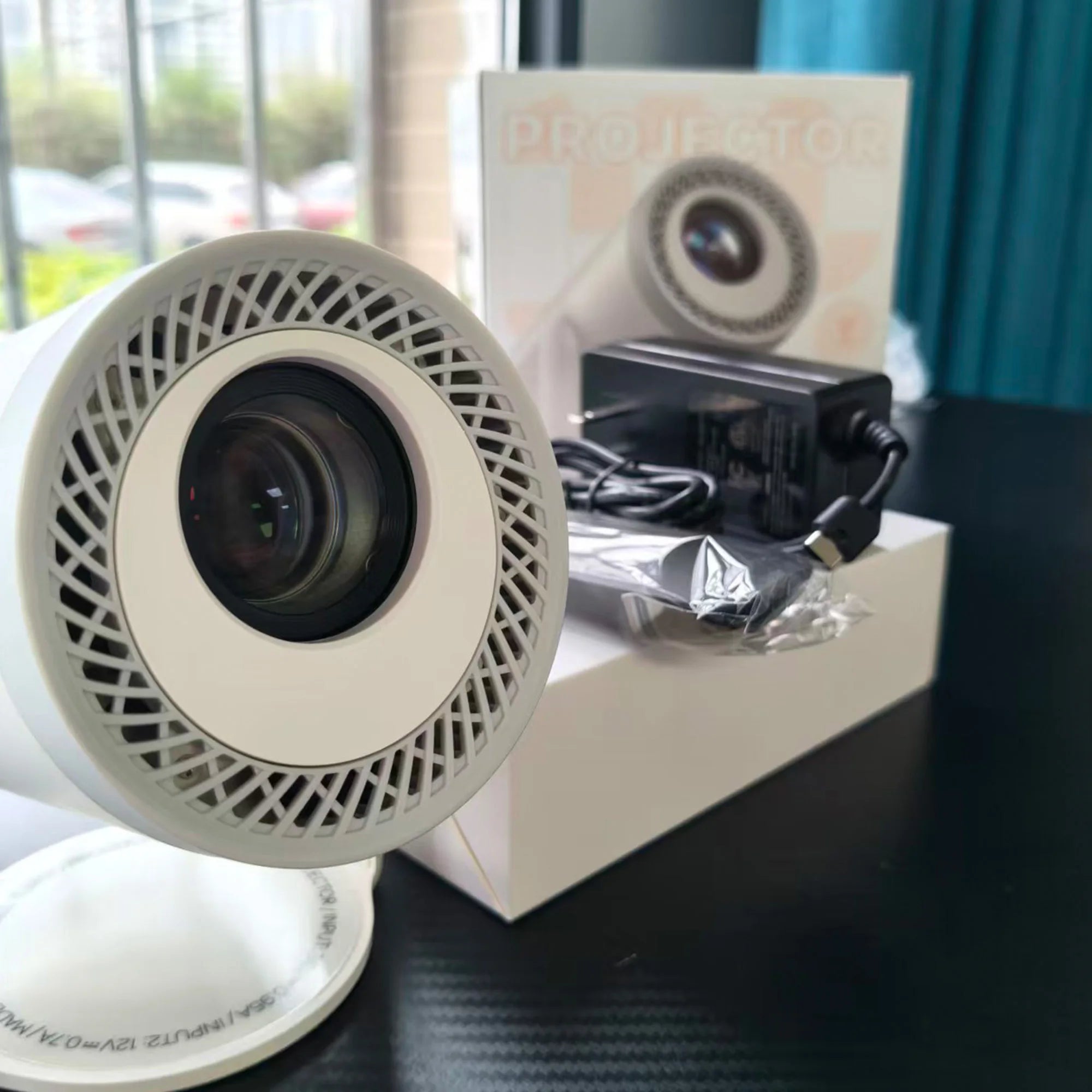 Android Smart Projector: Portable 4K-compatible 200-lumen 720p mini HD projector