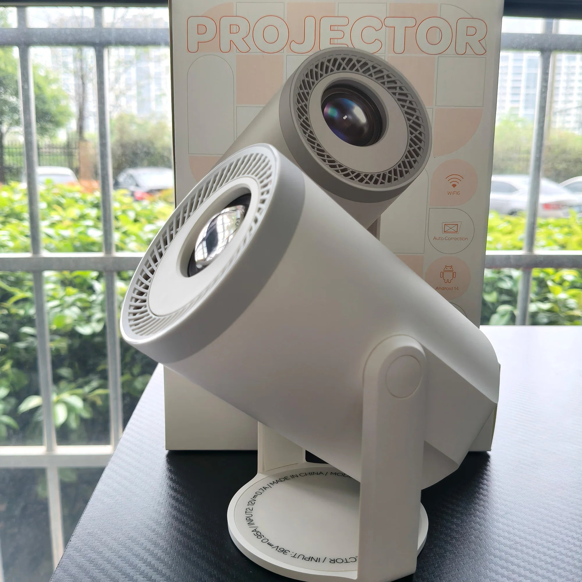 Android Smart Projector: Portable 4K-compatible 200-lumen 720p mini HD projector